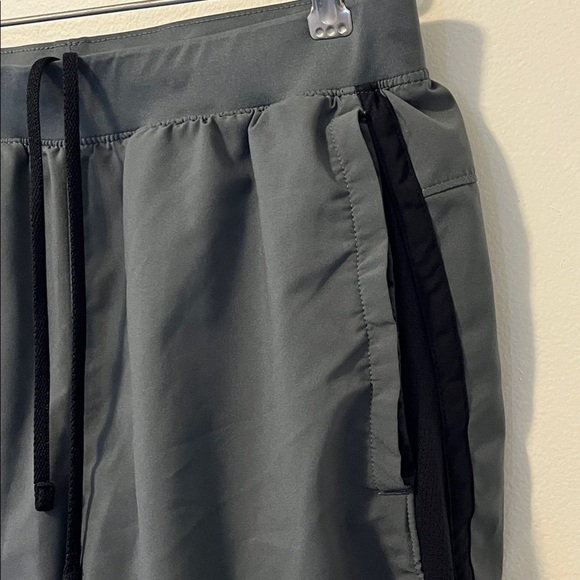 UNDER ARMOUR Men’s Medium Running Shorts Fitted Lined Drawstring Pockets Gray - Picture 2 of 6